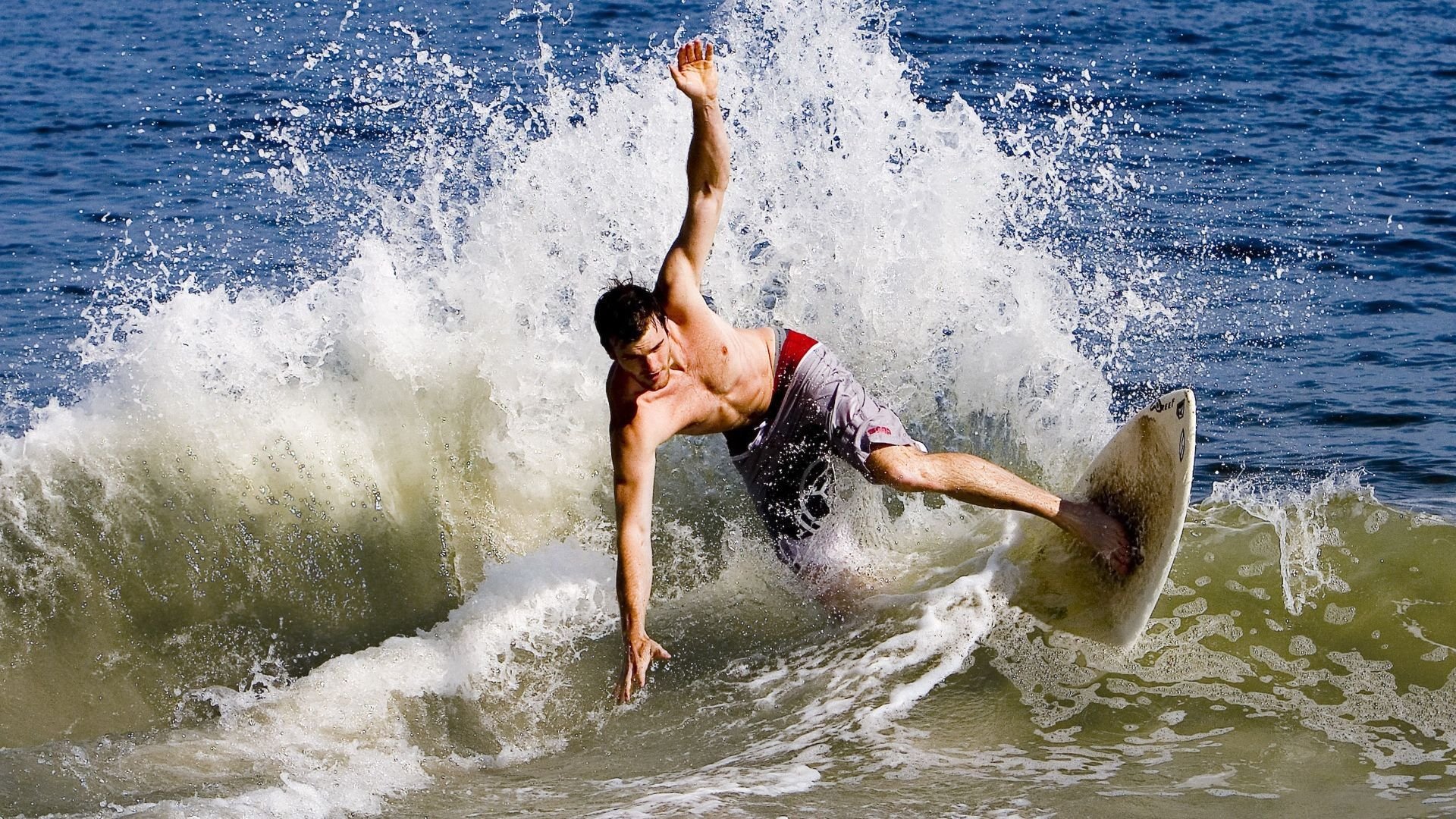 英超争冠白热化，曼城、阿森纳、利物浦三强鼎立，赛季末悬念迭起